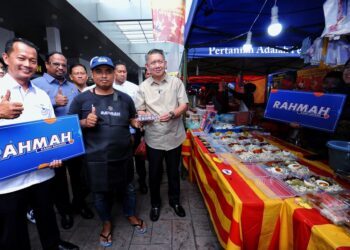 SALAHUDDIN AYUB (kanan) ketika mengadakan sesi walkabout di Bazar Ramadan Rahmah Bandar Prima Senawang di Seremban hari ini.-UTUSAN/MOHD. SHAHJEHAN MAAMIN.