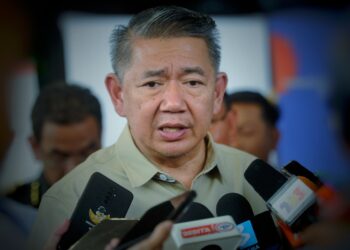 SALAHUDDIN Ayub ketika ditemui pemberita selepas melancarkan Bazar Ramadan Rahmah dan Program Inisiatif Pendigital Sektor Peruncitan (REDI) Peringkat Negeri Sembilan di Bazar Ramadan Rahmah, Bandar Prima Senawang di Seremban hari ini.-UTUSAN/MOHD. SHAHJEHAN MAAMIN.