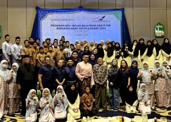 AHMAD Feizal Sulaiman Khan (tengah) pada Majlis Berbuka Puasa Bersama Asnaf dan Anak Yatim di Seremban, semalam.-UTUSAN/ZAKKINA WATI AHMAD TARMIZI.