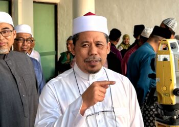 AMRAN Awaludin ketika cerapan hilal Ramadan yang diadakan di Balai Cerap Telok Kemang, Kompleks Baitul Hilal, Port Dickson baru-baru ini.-UTUSAN/ZAKKINA WATI AHMAD TARMIZI