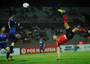PENYERANG Negeri Sembilan, Casagrande membuat sepakan akrobatik dalam aksi Piala FA menentang pasukan PIB Shah Alam FC di Stadium Tuanku Abdul Rahman, Paroi, Seremban malam ini.-UTUSAN/MOHD. SHAHJEHAN MAAMIN.