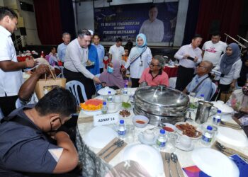 ANTHONY Loke Siew Fook menyampaikan sumbangan kepada golongan memerlukan pada Majlis Perjumpaan Bersama Pemimpin Masyarakat di Seremban hari ini.-UTUSAN/MOHD. SHAHJEHAN MAAMIN.