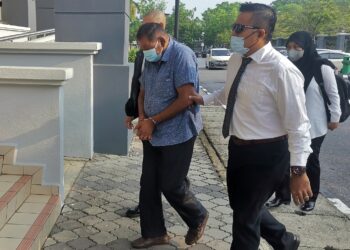 A. Gunasegaran dibawa ke Mahkamah Sesyen Seremban hari ini bagi didakwa 
atas pertuduhan menipu berkaitan mendapatkan kelulusan kerajaan bagi pengambilan pekerja asing tahun lalu.-UTUSAN/MOHD. SHAHJEHAN MAAMIN.