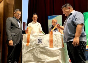 Pengerusi Jawatankuasa Bertindak Kesejahteraan Bandar, Perumahan Kerajaan Tempatan negeri, Teo Kok Seong (dua dari kiri) dan Siti Yusnita  (dua dari kanan) ketika pelancaran kempen Jom KITARecycle, Jom Raya sempena sidang akhbar Pelan Strategi Operasi Kutipan Sisa Pepejal Sempena Hari Raya Aidilfitri 2023 dan Majlis Berbuka Puasa di Seremban semalam.-UTUSAN/ZAKKINA WATI AHMAD TARMIZI.