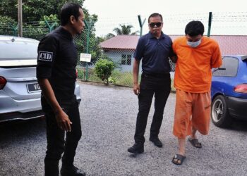 SIN Poo Kiong dibawa ke Mahkamah Majistret Port Dickson hari ini, atas pertuduhan membunuh seorang lelaki kurang siuman di hadapan Medan Selera Lukut, Port Dickson awal bulan lalu.-UTUSAN/MOHD. SHAHJEHAN MAAMIN.