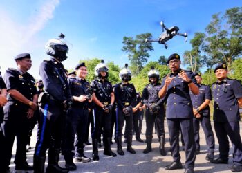 HANIF Yusabra Yusuf (tiga dari kanan) menunjukkan penggunaan dron oleh pihak JPJ sepanjang penguatkuasaan Op Hari Raya Aidilfitri 2023 dalam sidang akhbar di Seremban hari ini.-UTUSAN/MOHD. SHAHJEHAN MAAMIN.