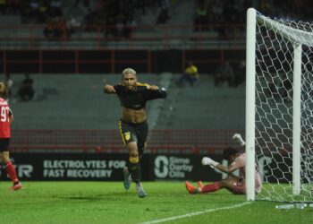 PENYERANG import Kedah Darul Aman, Willian Lira Sousa meraikan gol jaringannya ketika bertemu Negeri Sembilan dalam aksi Liga Super di Stadium Tuanku Abdul Rahman, Paroi, Seremban malam tadi.-UTUSAN/MOHD. SHAHJEHAN MAAMIN.