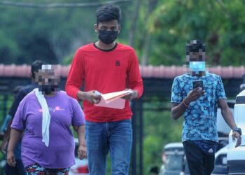 T. Ilavarasan (tengah) mengaku salah di Mahkamah Majistret Port Dickson hari ini atas pertuduhan memandu secara gopoh serta tiada lesen memandu di Lebuhraya Seremban–Port Dickson (SPDH), Port Dickson, hujung bulan lalu.-UTUSAN/MOHD. SHAHJEHAN MAAMIN.