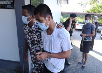 DUA lelaki warga Myanmar yang didakwa atas pertuduhan membunuh seorang lelaki pemilik kebun buah naga Tanah Merah Site A, Port Dickson pada 18 Februari lalu hadir di Mahkamah Majistret Port Dickson pagi tadi bagi sebutan semula kes berkenaan.-UTUSAN/MOHD. SHAHJEHAN MAAMIN.