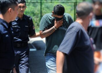 M. Arun dibawa ke Mahkamah Majistret Port Dickson hari ini bagi didakwa atas pertuduhan mengedar dadah pada bulan lalu.-UTUSAN/MOHD. SHAHJEHAN MAAMIN.
