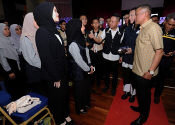 MOHAMMAD Agus Yusoff (kanan) bersama Aznil (dua dari kanan) dan Mohd. Aizuddin (tiga dari kanan) beramah mesra bersama mahasiswa yang hadir pada Jelajah Ikon Madani Peringkat Negeri Sembilan di Dewan Biduanda, UiTM Kampus Rembau, Rembau hari ini.-UTUSAN/MOHD. SHAHJEHAN MAAMIN.