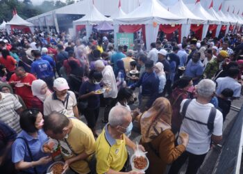 ORANG ramai memenuhi pekarangan Wisma MBS di Forest Heights, Seremban yang menjadi lokasi penganjuran Majlis Rumah Terbuka Aidilfitri Kerajaan Negeri Sembilan dan Malaysia Madani.-UTUSAN/MOHD. SHAHJEHAN MAAMIN.