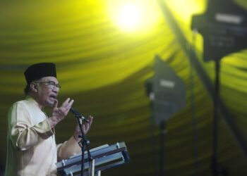 ANWAR Ibrahim sewaktu berucap pada Majlis Rumah Terbuka Aidilfitri Kerajaan Negeri Sembilan dan Malaysia Madani di pekarangan Wisma Majlis Bandaraya Seremban (MBS) di Forest Heights, Seremban hari ini.-UTUSAN/MOHD. SHAHJEHAN MAAMIN.
