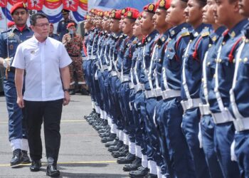NGA Kor Ming memeriksa Kawalan Kehormatan Bomba ketika Majlis Perasmian Balai Bomba dan Penyelamat Seremban di Seremban hari ini.-UTUSAN/MOHD. SHAHJEHAN MAAMIN.