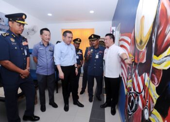 NGA Kor Ming (kanan) ketika meninjau kawasan Balai Bomba dan Penyelamat Seremban yang kembali beroperasi selepas selesai dinaik taraf selepas Majlis Perasmian Balai Bomba dan Penyelamat Seremban hari ini.-UTUSAN/MOHD. SHAHJEHAN MAAMIN.