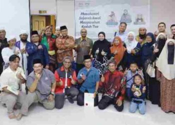 SEBAHAGIAN peserta bergambar kenangan selepas mengikuti ceramah Program Bicara&Muzium 2023 di Muzium Arkeologi Lembah Bujang (MALB) Merbok, Kedah baru-baru ini. –UTUSAN/ABD RAZAK OSMAN