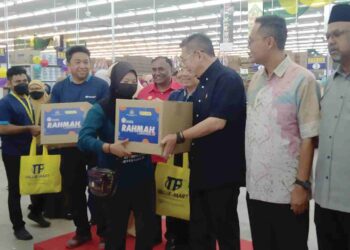 SALAHUDDIN Ayub (tiga dari kanan) menyampaikan Bakul Rahmah kepada seorang penduduk, Norida Osman dari Taman Kenanga 8 sempena perasmian Pasar Raya TF Value-Mart Sungai Lalang, Sungai Petani, Kedah baru-baru ini. 
– utusan/ABD. RAZAK OSMAN