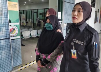 WAN Maseri Wan Mohd. (tengah) dibawa ke Mahkamah Tinggi Syariah Seremban hari ini oleh pegawai penjara bagi perbicaraan pertuduhan menyebarkan menyebarkan ajaran salah yang dihadapinya-UTUSAN/MOHD. SHAHJEHAN MAAMIN.