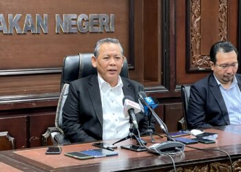 AMINUDDIN Harun dalam sidang akhbar selepas mempengerusikan Mesyuarat Mingguan Exco di Wisma Negeri, Seremban hari ini.-UTUSAN/ZAKKINA WATI AHMAD TARMIZI.