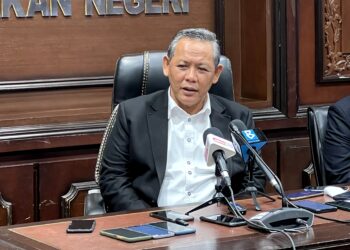AMINUDDIN Harun selepas mempengerusikan Mesyuarat Mingguan Exco di Wisma Negeri, Seremban hari ini. UTUSAN/ZAKKINA WATI AHMAD TARMIZI.