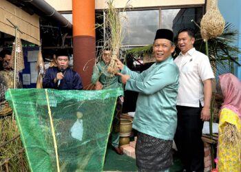 AMINUDDIN Harun melawat ke laman foto bertemakan ‘Dangau Padi’ sempena jamuan Hari Raya Aidilfitri Pentadbiran Daerah Kuala Pilah di pekarangan Kompleks Pentadbiran Kerajaan Kuala Pilah hari ini.-UTUSAN/ZAKKINA WATI AHMAD TARMIZI.