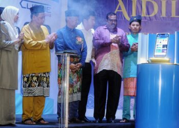 AMINUDDIN Harun (dua dari kiri) melancarkan aplikasi Clique MPPD pada Majlis Ramah Mesra Aidilfitri Majlis Perbandaran Port Dickson (MPPD) di Port Dickson hari ini.-UTUSAN/MOHD. SHAHJEHAN MAAMIN.