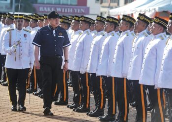 ANTHONY Loke Siew Fook memeriksa kawalan kehormatan pada Majlis Sambutan Hari JPJ Ke-77 di Seremban hari ini.-UTUSAN/MOHD. SHAHJEHAN MAAMIN.