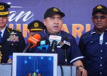 ANTHONY Loke Siew Fook ketika sidang akhbar selepas merasmikan Majlis Sambutan Hari JPJ Ke-77 di Seremban hari ini.-UTUSAN/MOHD. SHAHJEHAN MAAMIN.