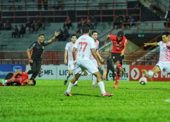 MUHAMMAD Safuwan Baharudin membuat percubaan ke gawang lawan dalam aksi Liga Super di antara Negeri Sembilan dan Kuala Lumpur City di Stadium Tuanku Abdul Rahman, Paroi di Seremban hari ini.-UTUSAN/MOHD. SHAHJEHAN MAAMIN.