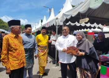 MUHAMMAD Sanusi Md. Nor (dua kanan) ketika menghadiri Majlis Rumah Terbuka Aidilfitri di Pejabat Daerah dan Tanah Langkawi. -UTUSAN/NUR AMALINA AZMAN