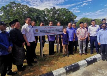AMINUDDIN Harun (tujuh dari kanan) pada Majlis Pelancaran Nama Baharu Bagi Jalan Sikamat kepada Jalan Dato’ Syeikh Mohd Murtadza di sini hari ini.-UTUSAN/MOHD. SHAHJEHAN MAAMIN.