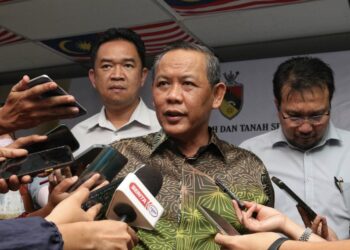 AMINUDDIN Harun ketika ditemui pemberita selepas menghadiri Sambutan Hari Raya Aidilfitri Peringkat Daerah Seremban di Kompleks Pentadbiran Daerah Seremban di Seremban hari ini.-UTUSAN/ZAKKINA WATI AHMAD TARMIZI.
