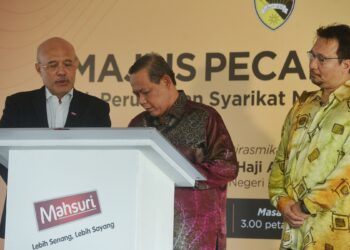 AMINUDDIN Harun (tengah) sewaktu merasmikan Majlis Pecah Tanah Tapak Kilang Syarikat Mahsuri Food Sdn. Bhd. di Halal Park, Bandar Enstek, Nilai di Seremban semalam.-UTUSAN/MOHD. SHAHJEHAN MAAMIN.