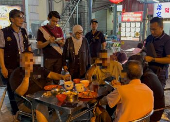 HARLINA Abdul Rashid (tengah) turut mengikuti Operasi Mega Bersepadu Penguatkuasaan PPKHT 2004 Peringkat Negeri Sembilan di sekitar kawasan Temiang di Seremban semalam.-UTUSAN/ZAKKINA WATI AHMAD TARMIZI.