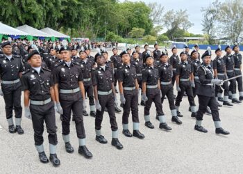 SEBAHAGIAN anggota Imigresen yang menyertai Perbarisan Tamat Latihan Kadet Kursus Sijil Asas Keimigresenan Gred KP19, KP29 dan KP41 Siri 1 Tahun 2023 di Akademi Imigresen Malaysia di sini Port Dickson hari ini.-UTUSAN/ZAKKINA WATI AHMAD TARMIZI.