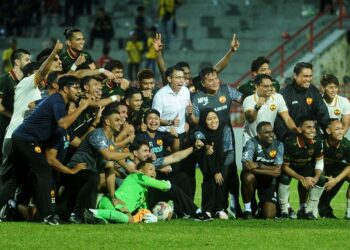 PARA pegawai dan pemain Selangor meraikan kejayaan mereka mara ke separuh Piala FA selepas menewaskan Negeri Sembilan di Stadium Tuanku Abdul Rahman, Paroi, Seremban malam ini.-UTUSAN/MOHD. SHAHJEHAN MAAMIN.