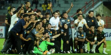 PARA pegawai dan pemain Selangor meraikan kejayaan mereka mara ke separuh Piala FA selepas menewaskan Negeri Sembilan di Stadium Tuanku Abdul Rahman, Paroi, Seremban malam ini.-UTUSAN/MOHD. SHAHJEHAN MAAMIN.