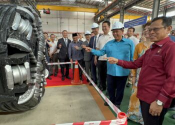 AMINUDDIN Harun (dua dari kanan) melawat kilang pembuatan peralatan penggali terowong mikro pada Majlis Perasmian Pembukaan Kilang TangXing Equipment (M) Sdn. Bhd di Sendayan Tech Valley, Bandar Sri Sendayan, Seremban hari ini.-UTUSAN/ZAKKINA WATI AHMAD TARMIZI.