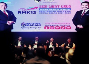 RAFIZI Ramli (dua dari kanan) dan Aminuddin (dua dari kiri) pada Sesi Libat Urus Kajian Separuh Penggal Rancangan Malaysia Kedua Belas 2021-2025 Bersama Kerajaan Negeri Sembilan di Port Dickson hari ini.-UTUSAN/MOHD. SHAHJEHAN MAAMIN.