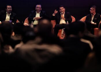 RAFIZI Ramli (dua dari kanan) pada Sesi Libat Urus Kajian Separuh Penggal Rancangan Malaysia Kedua Belas 2021-2025 Bersama Kerajaan Negeri Sembilan di Port Dickson hari ini.-UTUSAN/MOHD. SHAHJEHAN MAAMIN.