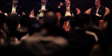 RAFIZI Ramli (dua dari kanan) pada Sesi Libat Urus Kajian Separuh Penggal Rancangan Malaysia Kedua Belas 2021-2025 Bersama Kerajaan Negeri Sembilan di Port Dickson hari ini.-UTUSAN/MOHD. SHAHJEHAN MAAMIN.
