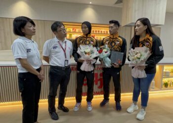 TOMOHARU Abe (dua dari kiri) bersama Nor Sarah Adi (tiga dari kanan) Andre Anura (dua dari kanan) dan Queenie Ting Kung Ni (kanan) pada Majlis Penghargaan Pemenang Pingat Di Bawah ASEAN Victory Projek Bagi Sukan SEA Ke-32 di Kilang Ajinomoto (M) Bhd. dekat Bandar Enstek, Nilai, Seremban hari ini.-UTUSAN/ZAKKINA WATI AHMAD TARMIZI.