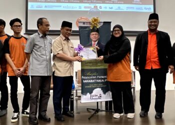 MOHD. Na'im Mokhtar (tiga dari kanan) menyampaikan sijil keahlian Sahabat Halal IPT kepada Siti Nurhanis Mansor (dua dari kanan) pada Majlis Perasmian Penutup Karnival Mega Fatwa dan Halal Peringkat Kebangsaan 2023 serta Pelancaran Sahabat Halal IPT di USIM, Nilai, Seremban hari ini.-UTUSAN/ZAKKINA WATI AHMAD TARMIZI.