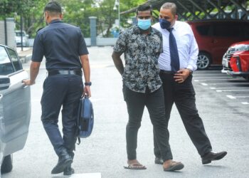 P. Gopinath (tengah) dibawa ke Mahkamah Majistret Seremban hari ini bagi didakwa atas pertuduhan memperdayakan pekerja kedai di Terminal 1, Seremban untuk menyerahkan dua buah telefon bimbit Samsung Galaxy Z Flip 4 bernilai RM7,500, akhir bulan lalu.-UTUSAN/MOHD. SHAHJEHAN MAAMIN.