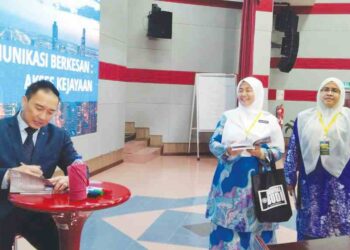 RIZAL Rashid menandatangani buku tulisannya selepas  berceramah sempena Seminar Siri Syarahan Eksekutif Intan: Komunikasi Berkesan, Akses Kejayaan di Dewan Jubli Perak Kampus Wilayah Utara, Jalan Kuala Ketil, Sungai Petani, Kedah baru-baru ini. – UTUSAN/ABD RAZAK OSMAN