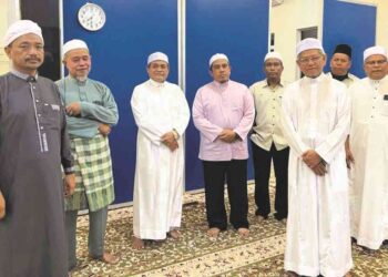 AHMAD Zakiyudin Abdul Rahman (enam kiri) bergambar bersama jawatankuasanya  selepas merasmikan Surau Kampung Setol Dalam, Permatang Buluh, Seberang Perai Utara (SPU) Pulau Pinang baru-baru ini. – ABD. RAZAK OSMAN