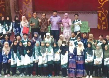 PESERTA bergambar semasa menyertai Bengkel Penulisan Cerpen Dan Anekdot di Institut Pendidikan Guru Kampus Sultan Abdul Halim (IPGKSAH) Sungai Petani, Kedah baru-baru ini.