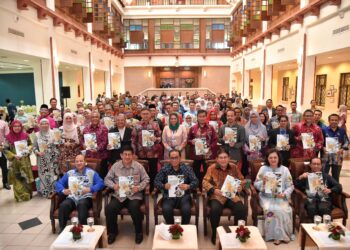 MOHAMED Khaled Nordin bersama warga IPT melancarkan Pelan Tindakan Memartabatkan Bahasa Melayu sebagai Bahasa llmu di Institusi Pendidikan Tinggi Awam (IPTA) 2023-2030 di UIAM Gombak, Selangor.