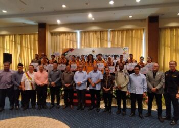 AMINUDDIN Harun (depan, tujuh dari kanan) bergambar bersama para atlet dan pegawai persatuan sukan pada Majlis Insentif Kemenangan Sukan SEA ke-32 Kemboja 2023 di Seremban hari ini.-UTUSAN/NAZARUDIN SHAHARI.