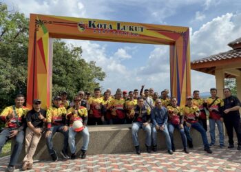 PESERTA-peserta Program Kembara Madani 2023 Negeri Sembilan termasuk Aminuddin (tengah) bergambar bersama di Muzium dan Kota Lukut di Port Dickson hari ini.-UTUSAN/ZAKKINA WATI AHMAD TARMIZI.